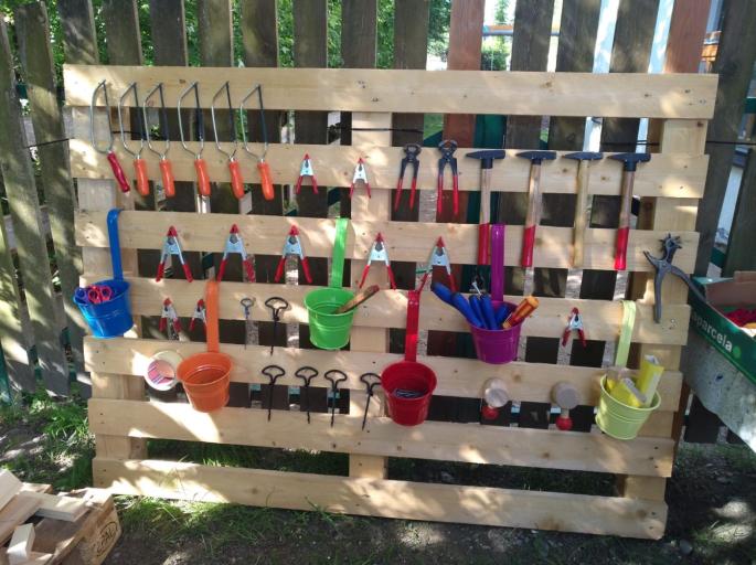 Holzpalette auf dem buntes Werkzeug aufgehängt ist