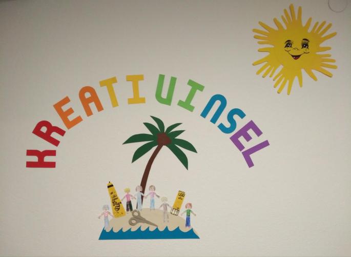 Kreativinsel Schriftzug, darunter eine Insel mit Kindern und Klebestiften